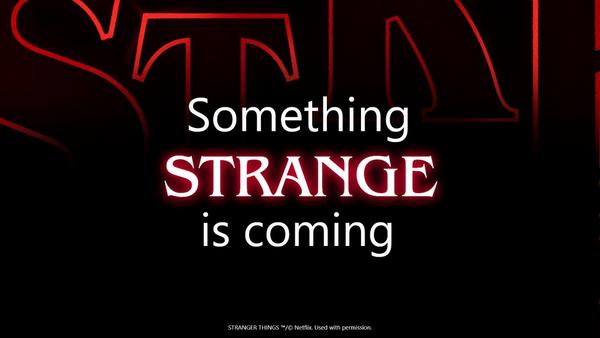 Teaser im Querformat mit der Aufschrift ,,Something strange is coming"